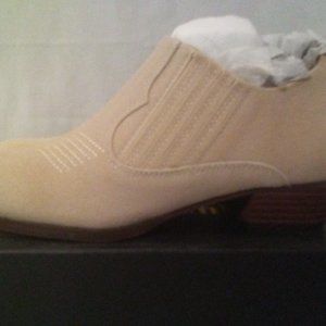 CHASE + CHLOE Nude Daren Scallop-Accent Bootie - Size 6 Women